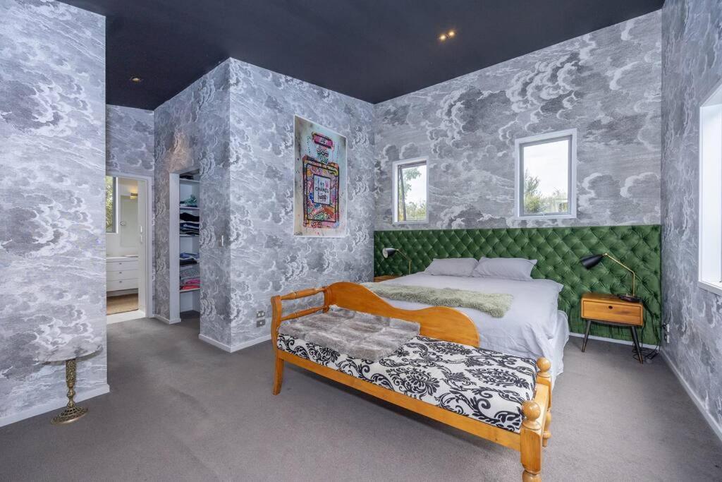 Upstairs Relaxing Loft Hotel Albert Town Ngoại thất bức ảnh